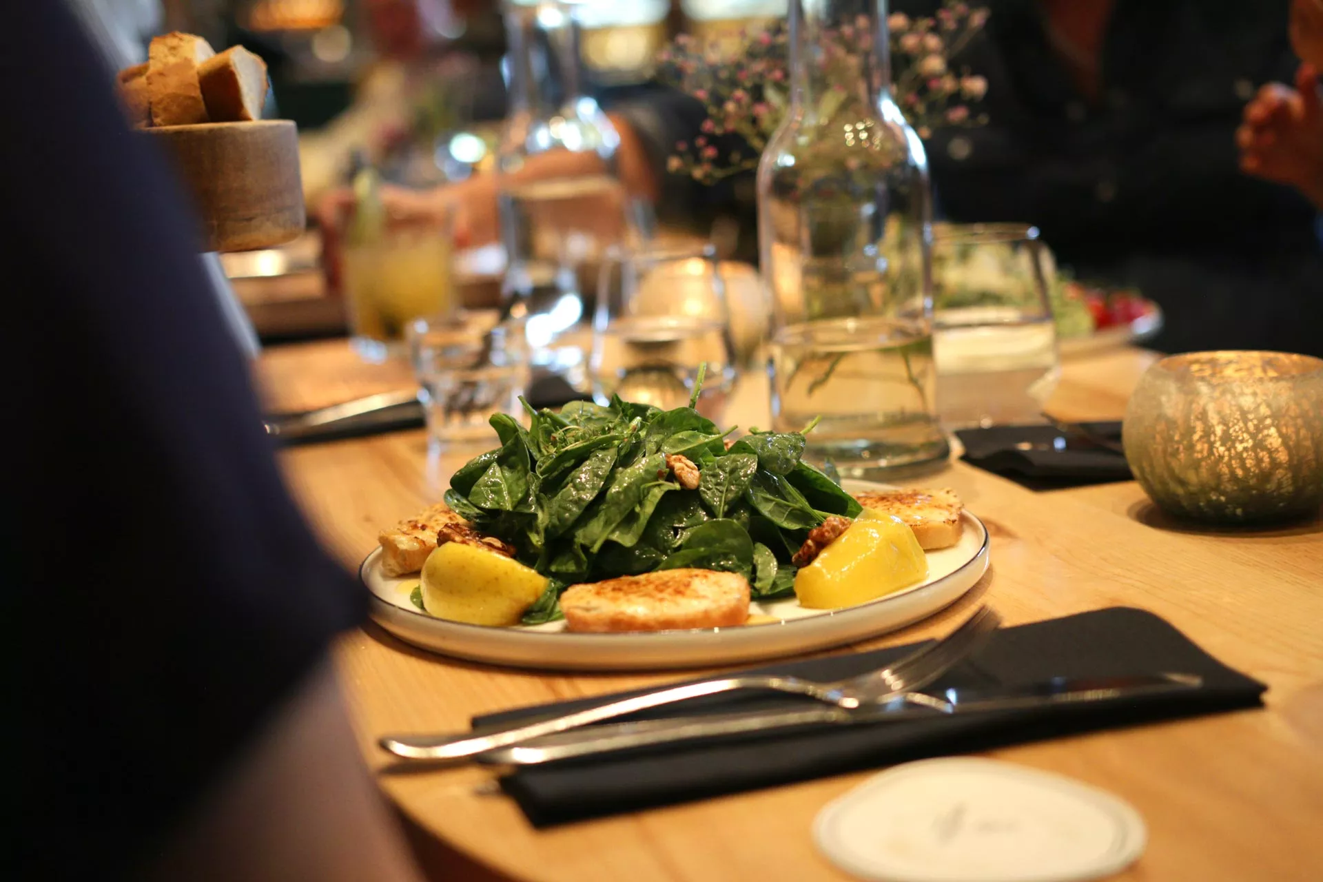 Blick auf einen Speiseteller mit Babyblattspinat-Salat