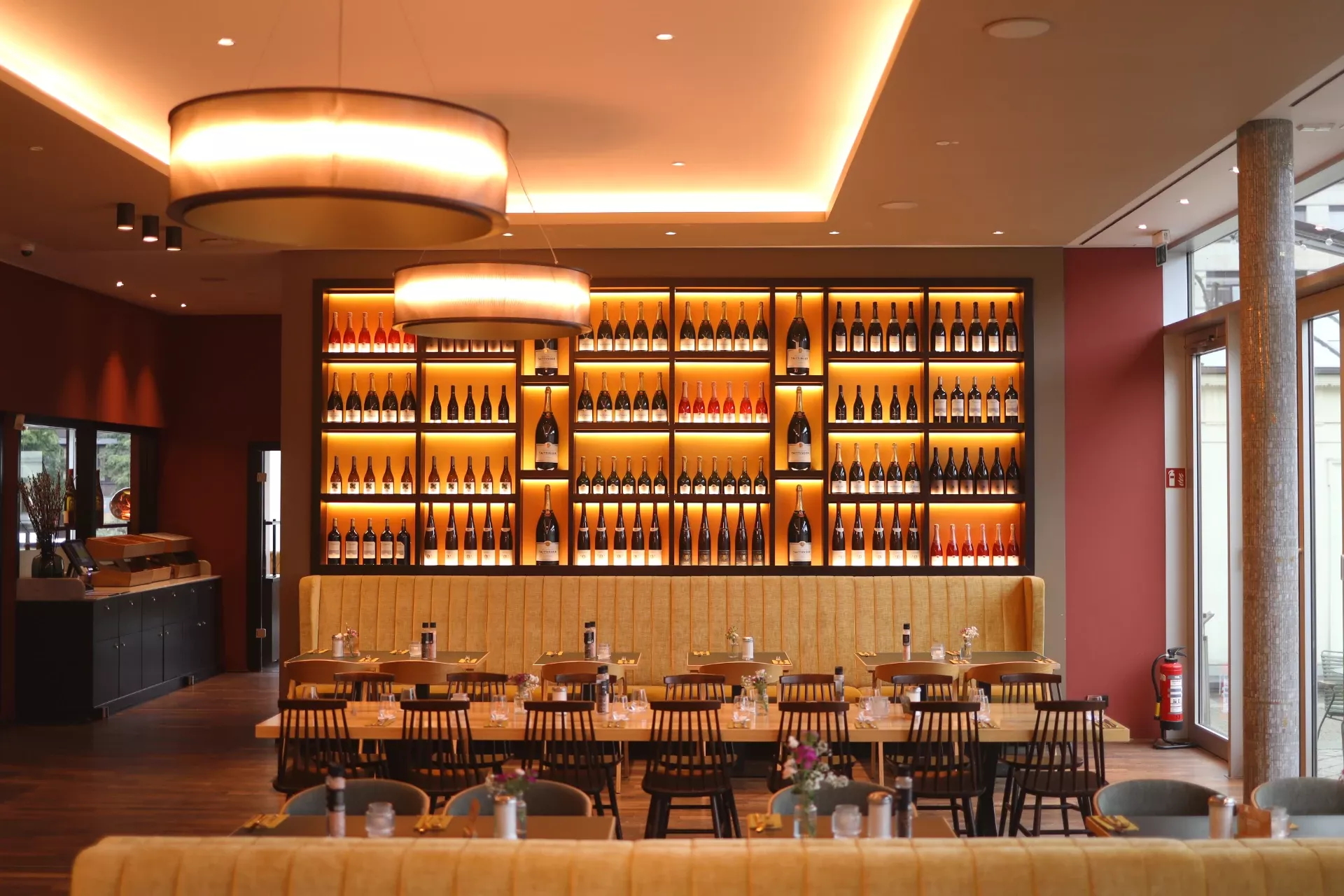 Blick auf unsere Weinwand im Restaurantbereich