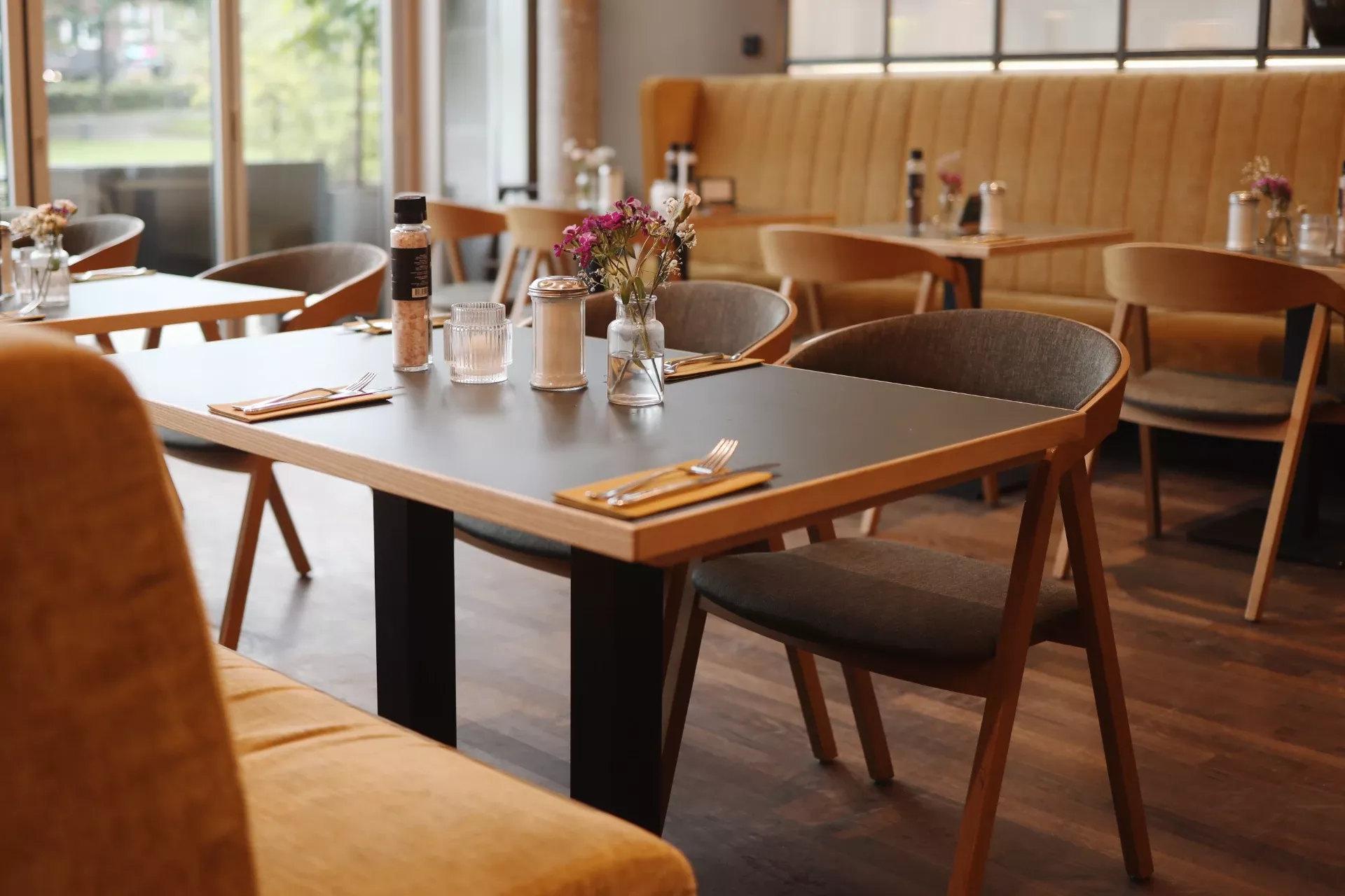 Gemütlicher, einladender Tisch im offenen Restaurantbereich des Elisenbrunnens