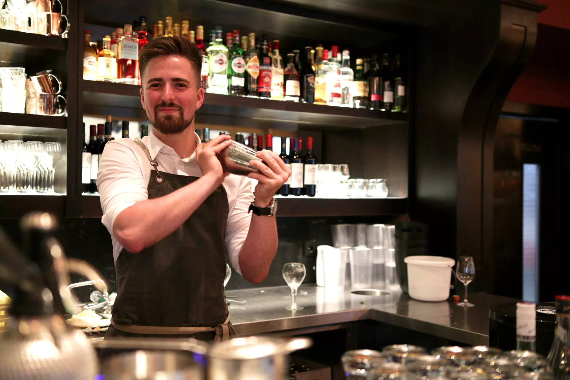 Barkeeper beim Cocktail schütteln
