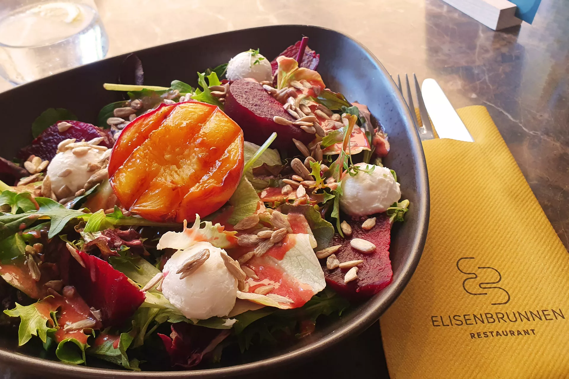 Monatsgericht im Juli 2024 "GEGRILLTER PFIRSICH UND ZIEGENFRISCHKÄSE"