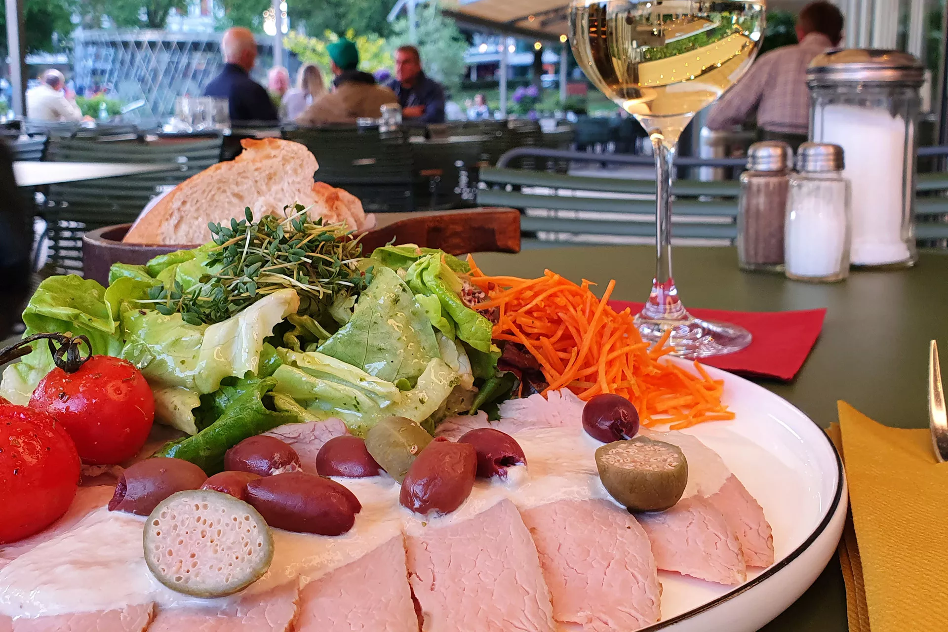 Salatteller auf der Terrasse