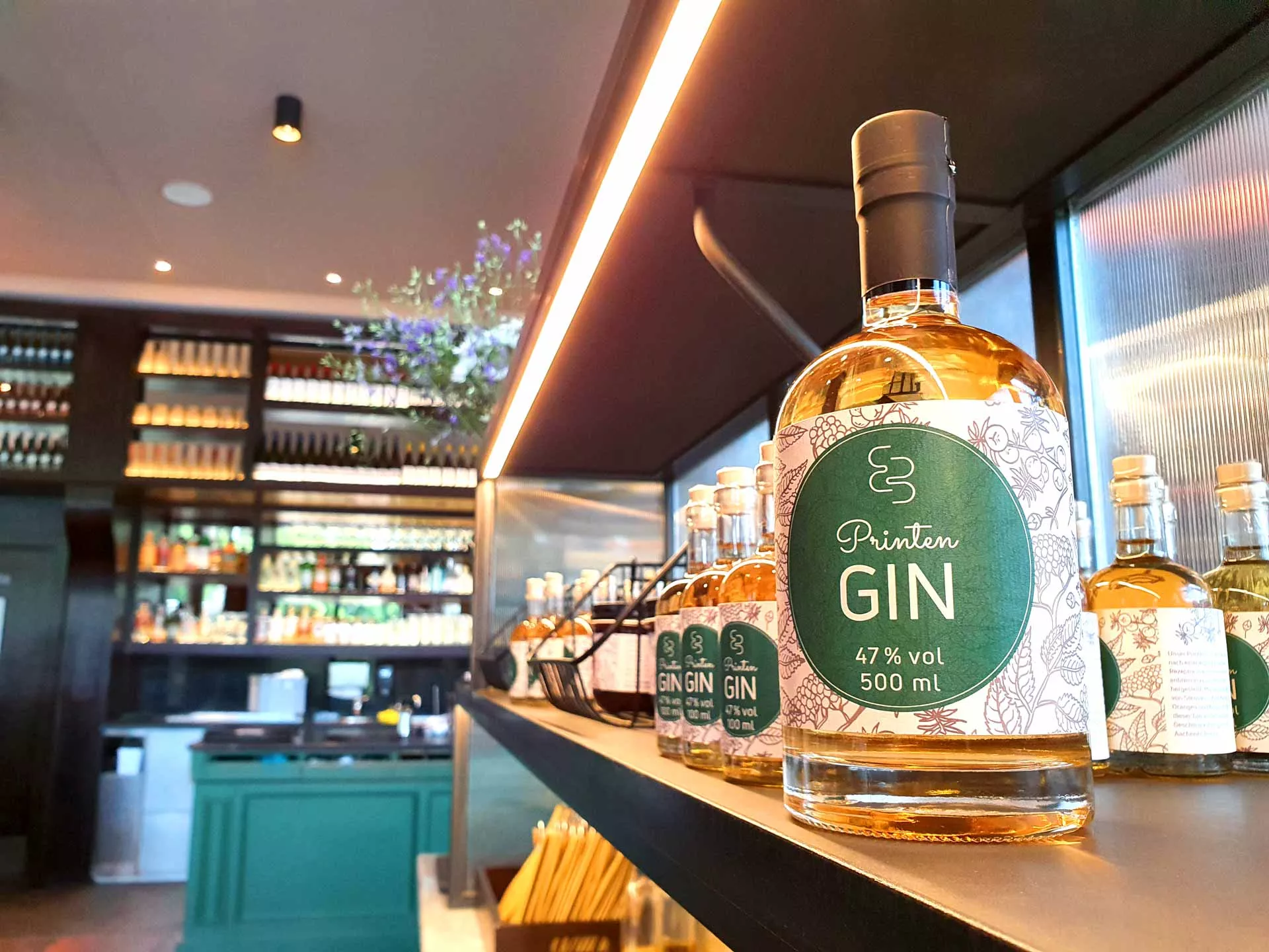 Hauseigener Printen-GIN – Blick ins Regal