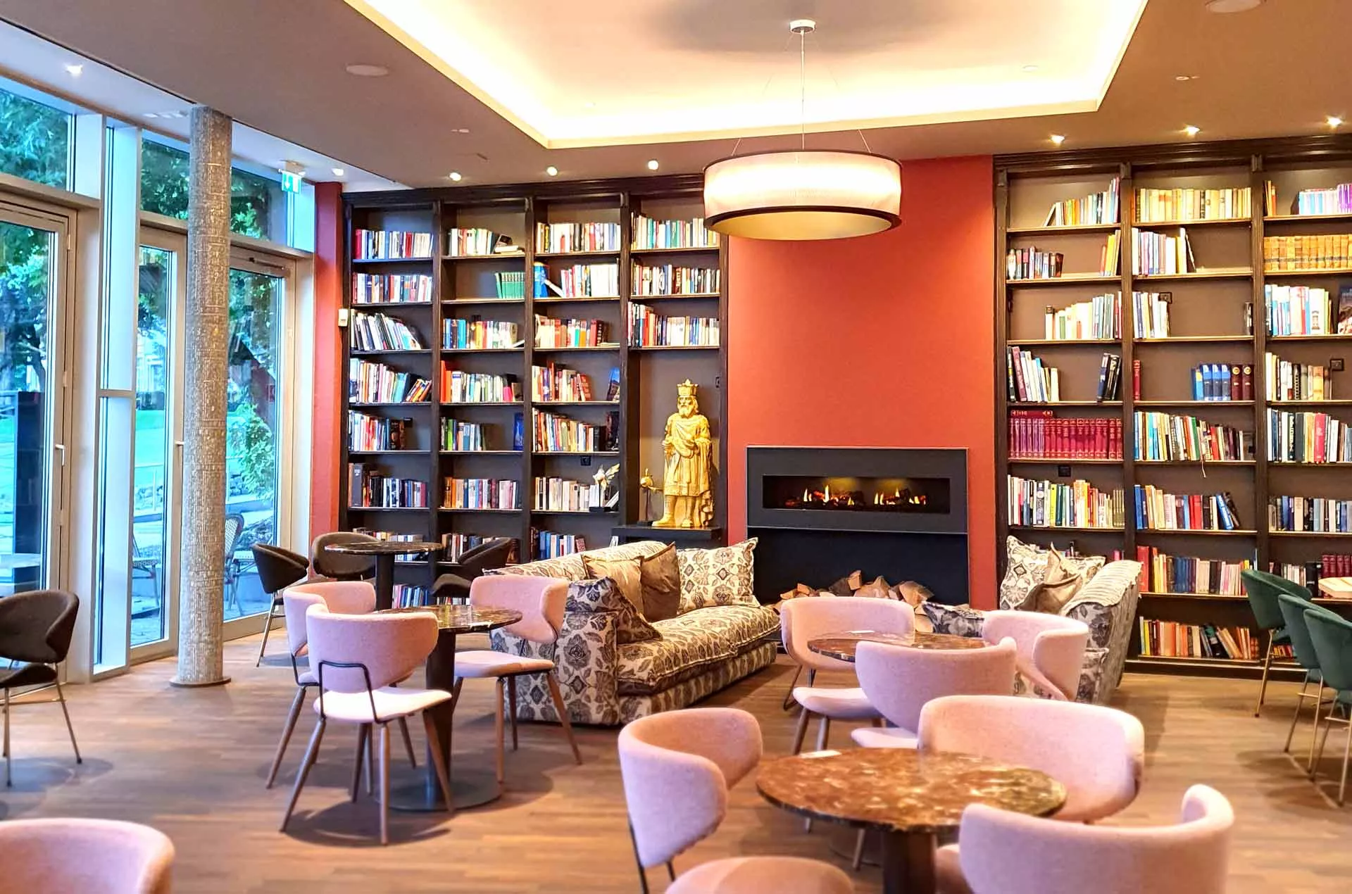 Lounge-Bereich mit Kamin