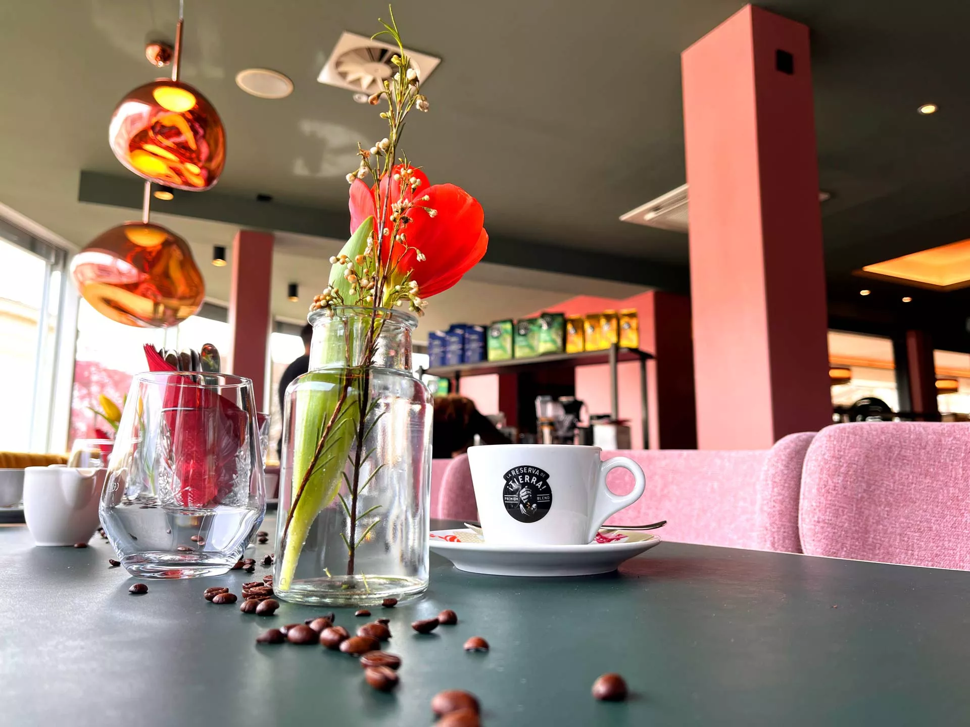 Kaffee auf dem Tisch im Veranstaltungsraum